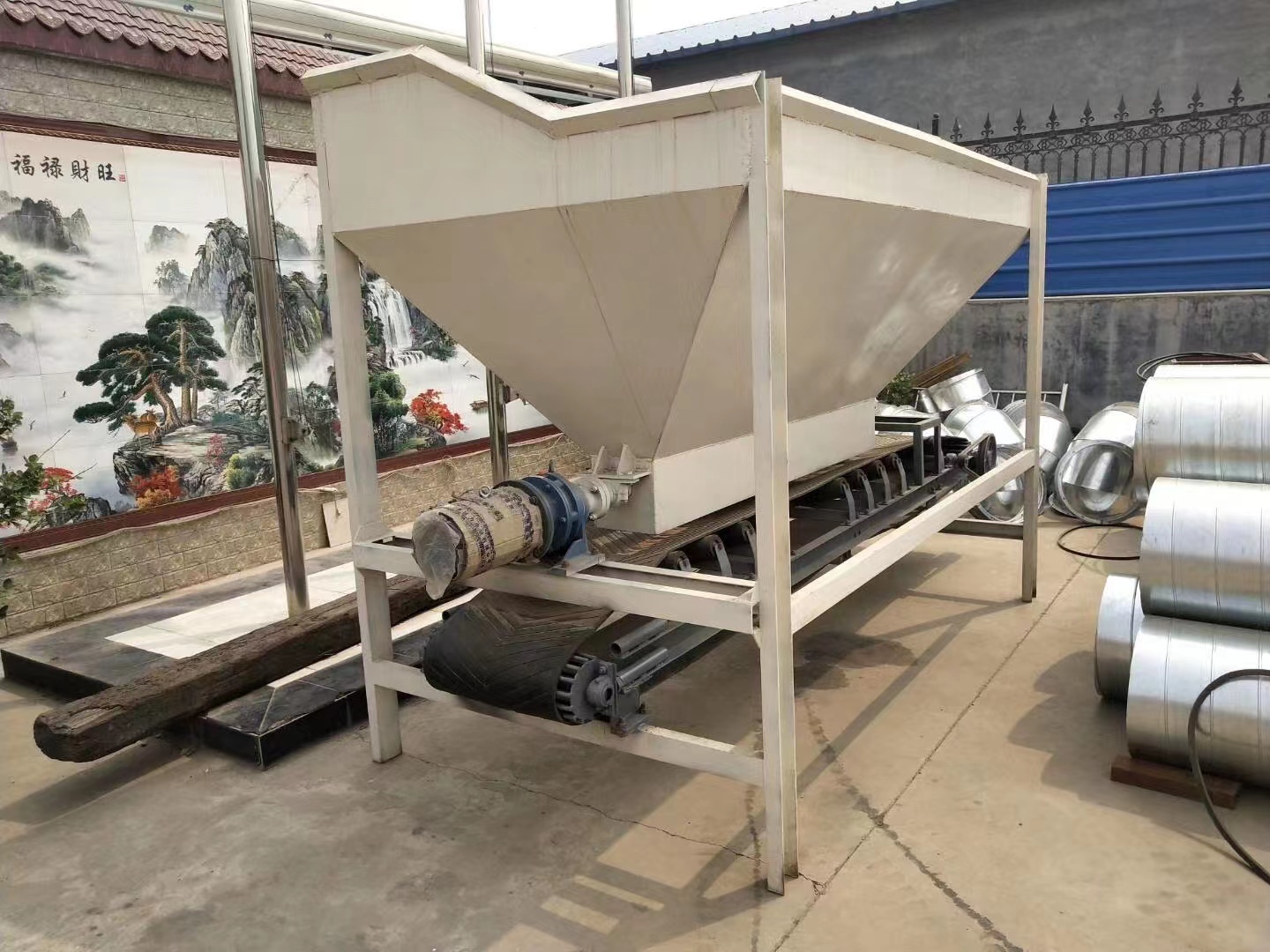 鏟車(chē)喂料機(jī)的特點(diǎn)與性能